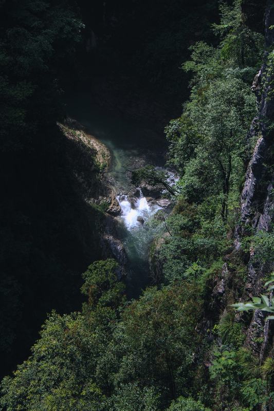 峡谷飞瀑