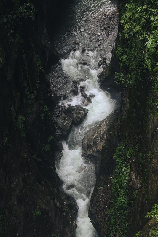 峡谷激流