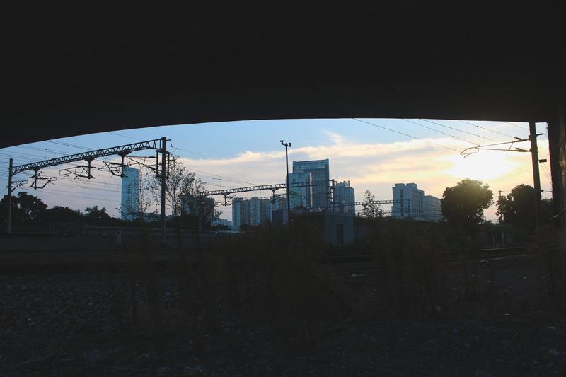 桥下望城