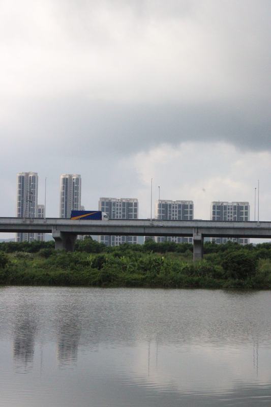 河对岸的城