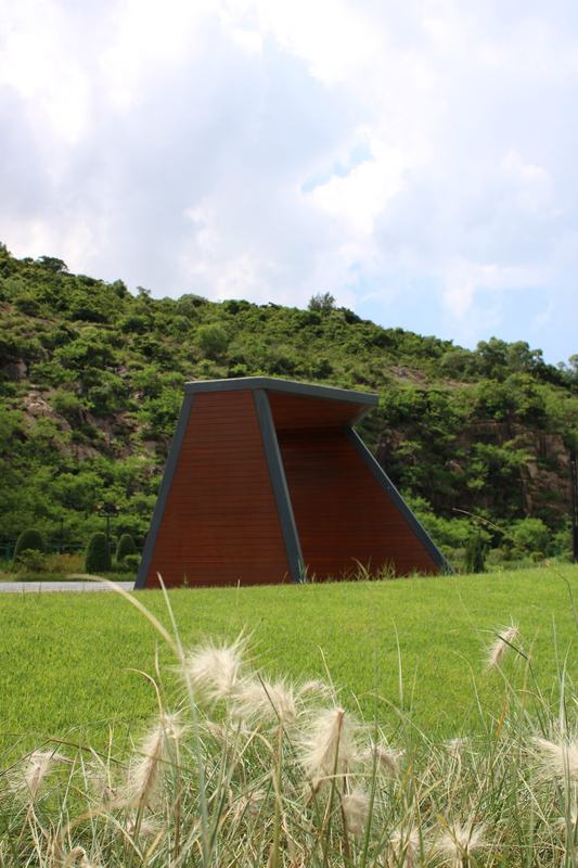 山坡下的红屋