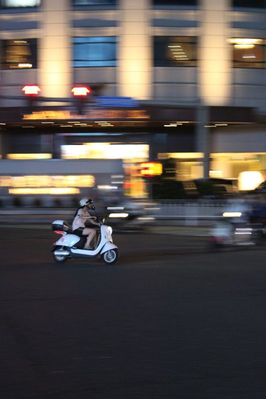 夜里的电动车