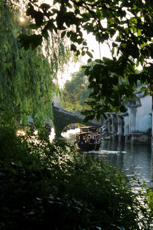 柳岸拱桥