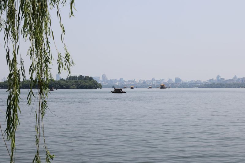 湖上远城