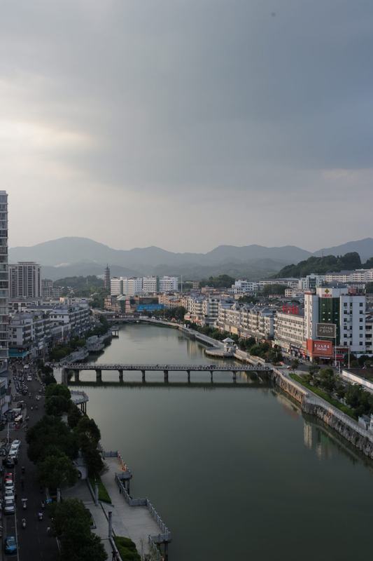 河穿过的城