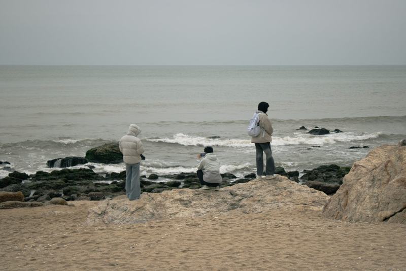海边的三个人