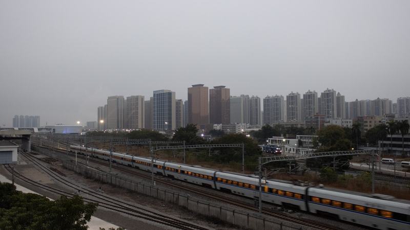高铁与楼群