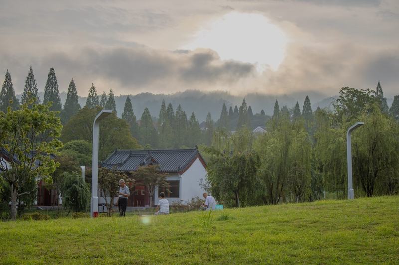 山里的白墙屋