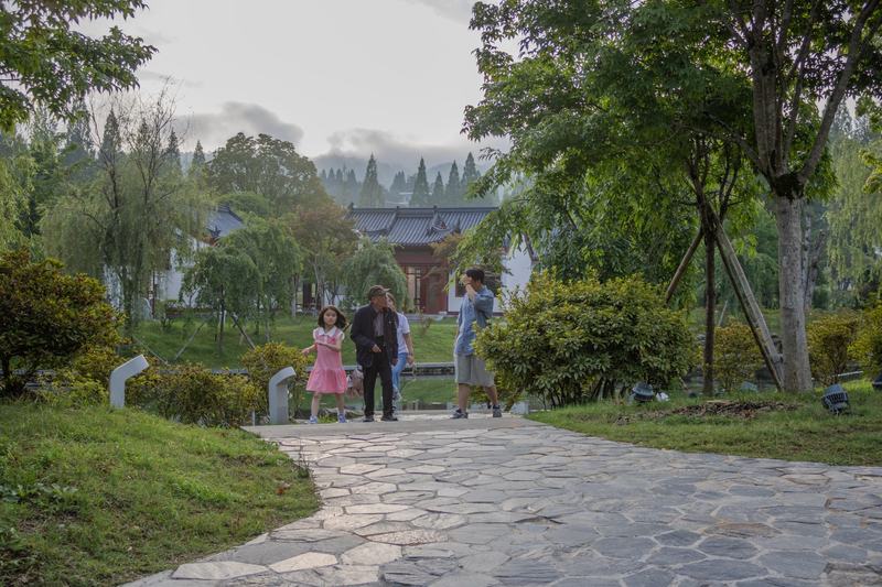 石板路上