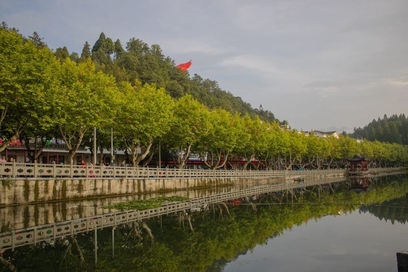 河岸与红旗