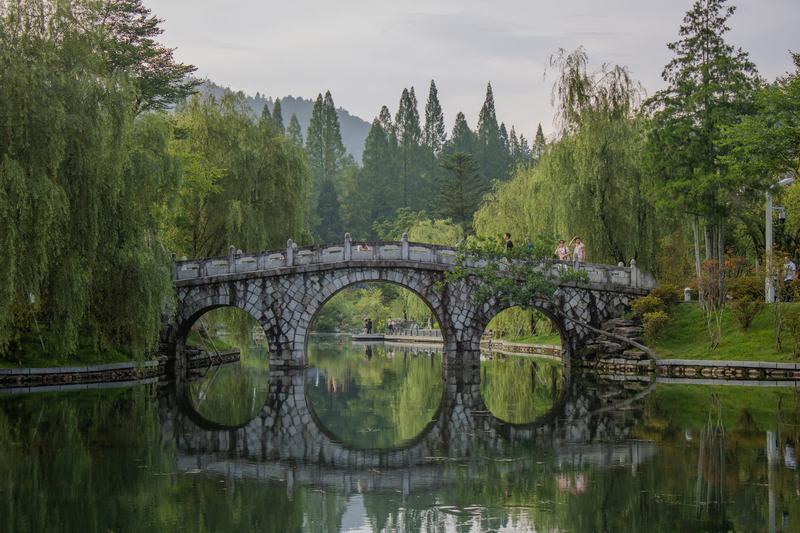 三孔石桥