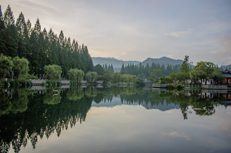 湖面倒影
