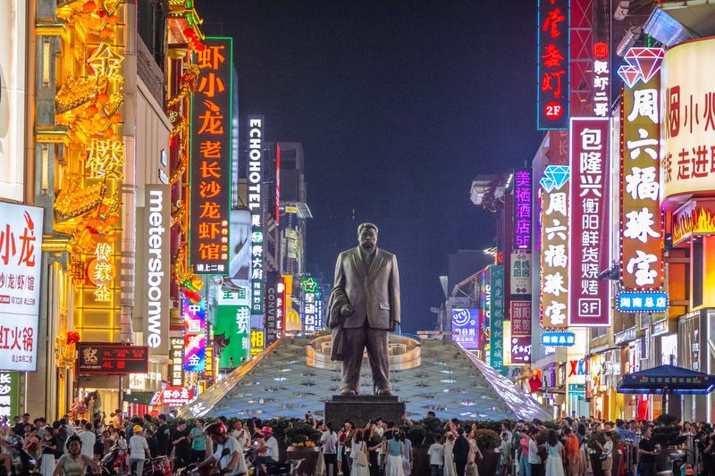 步行街的雕像