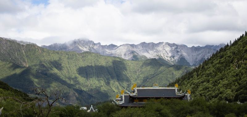 池畔远山